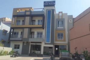 un grande condominio con balcone di Premium hotel near Nagoa Beach a Diu