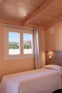 Schlafzimmer mit einem Bett und einem Fenster in der Unterkunft Hostal La Posada de Mari in La Cabrera