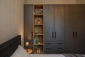 Knihovna v apartmánu