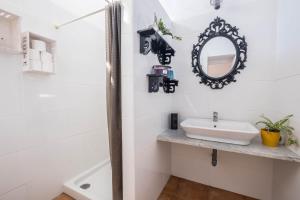 ein Badezimmer mit Waschbecken und Spiegel in der Unterkunft Casa Cardón - Villa Perenquén in Guía de Isora + 12 Fotos