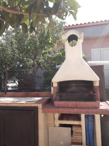 um forno de pizza sentado em cima de uma mesa em 439 HOUSE em Marina di Ragusa