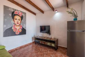 una sala de estar con nevera y una pintura en la pared en Casa Tabaiba - Villa Perenquén, en Guía de Isora