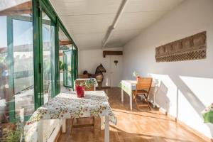 ein Raum mit Tisch und Stühlen und Fenstern in der Unterkunft Casa Tabaiba - Villa Perenquén in Alcalá