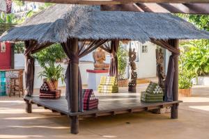 einen Pavillon mit Stühlen und Strohdach in der Unterkunft Casa Tabaiba - Villa Perenquén in Alcalá + 12 Fotos