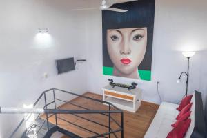 ein Zimmer mit einem großen Bild einer Frau in der Unterkunft Casa Tajinaste - Villa Perenquén in Guía de Isora