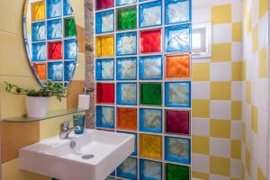 ein Badezimmer mit Waschbecken und Spiegel in der Unterkunft Casa Tajinaste - Villa Perenquén in Guía de Isora