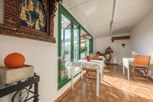 ein Esszimmer mit zwei Tischen und einem Fenster in der Unterkunft Casa Tajinaste - Villa Perenquén in Guía de Isora