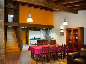jadalnia z różowym stołem i krzesłami w obiekcie La Casa del Vino w mieście Fermoselle