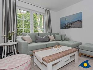 ein Wohnzimmer mit einer Couch und einem Tisch in der Unterkunft Kirchstr 4a in Bansin