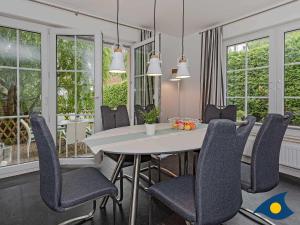 ein Esszimmer mit Tisch und Stühlen in der Unterkunft Kirchstr 4a in Bansin