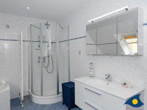 Ein Badezimmer in der Unterkunft Kirchstr 4a