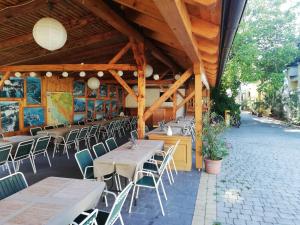 Restoran atau tempat lain untuk makan di Levanda Panzió