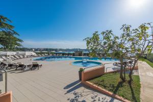 Bazén v ubytovaní Apartments Materada Residence alebo v jeho blízkosti
