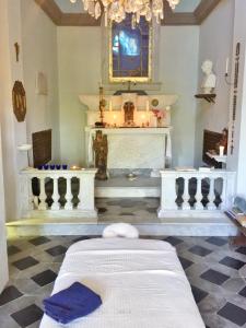 Habitación con cama y altar con velas en Villa Barca - Luxury Vacation Rentals - Wellness & Pool, en Casanova Lerrore