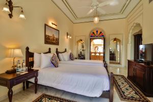 Postel nebo postele na pokoji v ubytování Hotel Jaisalkot + 20 fotografií
