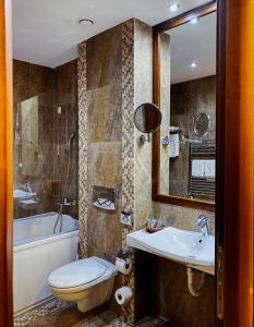 y baño con aseo, lavabo y bañera. en Poiana Brasov Alpin Resort Apartment, en Poiana Brasov