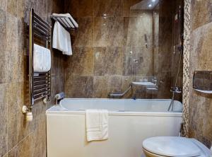 Ένα μπάνιο στο Poiana Brasov Alpin Resort Apartment