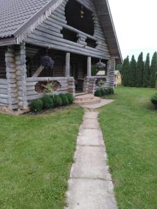 a path leading to the front of a log cabin at Viesu māja Manturi in Piepeni