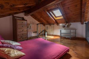 A bed or beds in a room at Stupenda Villa vista lago Mergozzo
