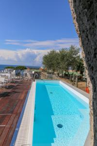 een blauw zwembad bovenop een gebouw bij Hotel Il Faro in Sorrento