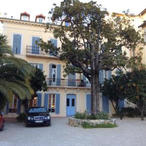 une voiture garée devant un grand bâtiment dans l'établissement Cannes Fast Internet Central Apartment, à Cannes