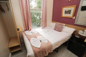 Holland Inn Hotel tesisinde bir odada yatak veya yataklar