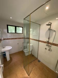 A bathroom at Paradise Valley Resort Broga