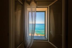 a window with a view of the ocean at Taliammari in Cefalù