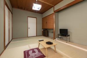 TV a/nebo společenská místnost v ubytování Tabist Futaba Ryokan Tatsuno