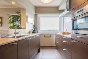 
A kitchen or kitchenette at Bright apartment - 3min from coast & free parking
