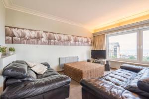 
A seating area at Bright apartment - 3min from coast & free parking
