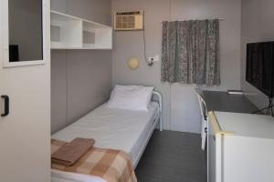 Postel nebo postele na pokoji v ubytování STORK RD BUDGET ROOMS - PRIVATE ROOMS WITH SHARED BATHROOMS access to POOL