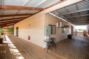 Balkón nebo terasa v ubytování STORK RD BUDGET ROOMS - PRIVATE ROOMS WITH SHARED BATHROOMS access to POOL