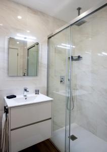 y baño con lavabo y ducha acristalada. en CPR 1104, en Portimão