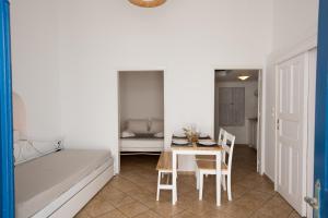 a room that has a table and chairs in it at Madres Houses in Mikonos