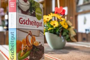 a box of egg salad next to a vase of flowers at Gasthaus Sponsel in Oberfellendorf