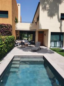 una piscina frente a una casa en TarracoHomes, Town house la mora, en Tarragona