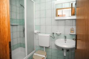 Koupelna v ubytování Apartmani Vila Caska