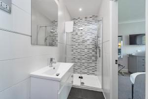 Mentone Hotel tesisinde bir banyo