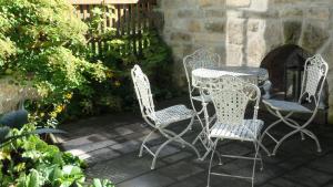 una mesa y sillas en un patio en Ferienhaus Villa Bourguet en Bad Liebenstein