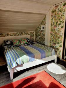 1 dormitorio con 1 cama en una habitación en TOIVONNIEMEN KOTIMAJOITUS, 