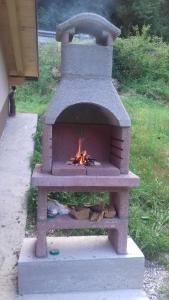 un forno di mattoni con un fuoco al suo interno di Guest House Rosi a Tolmin