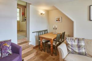 - une salle à manger avec une table et des chaises en bois dans l'établissement Host & Stay - Esk View Cottage, à Whitby