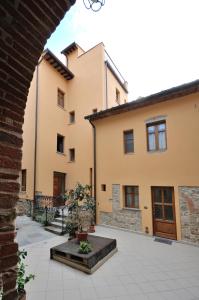 uma vista para o pátio de uma casa em La Corte em Arezzo