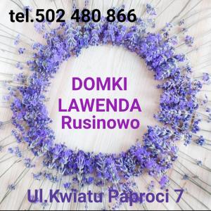 ein Kranz mit lila Blumen auf weißem Hintergrund in der Unterkunft Domki Letniskowe Lawenda in Rusinowo