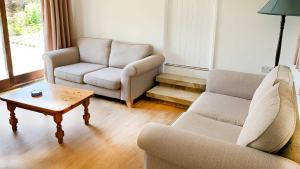 uma sala de estar com dois sofás e uma mesa de centro em Shippen Cottage - Perfect for Couples or Families em Sidmouth