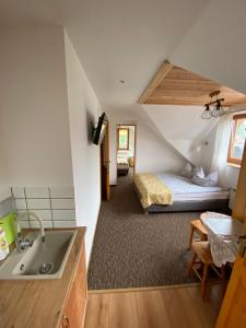 Łóżko lub łóżka w pokoju w obiekcie Apartamenty pokoje Nad Potokiem