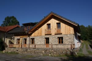 Casa de madera con balcón en la parte superior. en Abgeschiedene Ferienwohnung im Böhmerwald, en Kašperské Hory