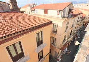 einen Blick über eine Stadtstraße mit Gebäuden in der Unterkunft SORRENTO HISTORICAL CENTER in Sorrent