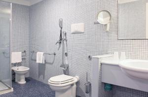 La salle de bains est pourvue d'une douche, de toilettes et d'un lavabo. dans l'établissement Parco dei Principi, à Sorrente